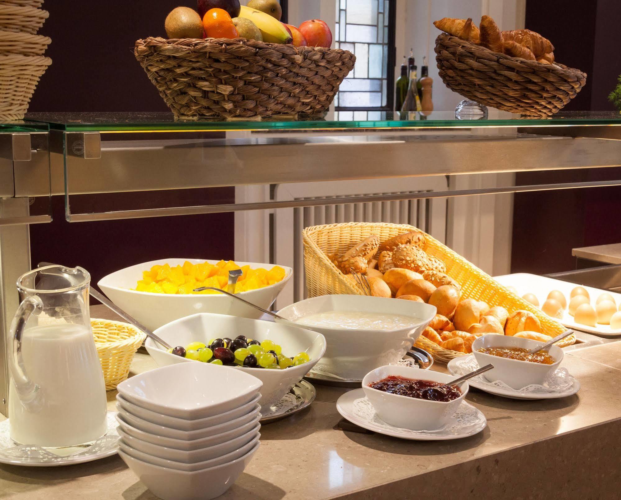 Kardinal Schulte Haus Hotel แบร์กิชกลัดบัค ภายนอก รูปภาพ